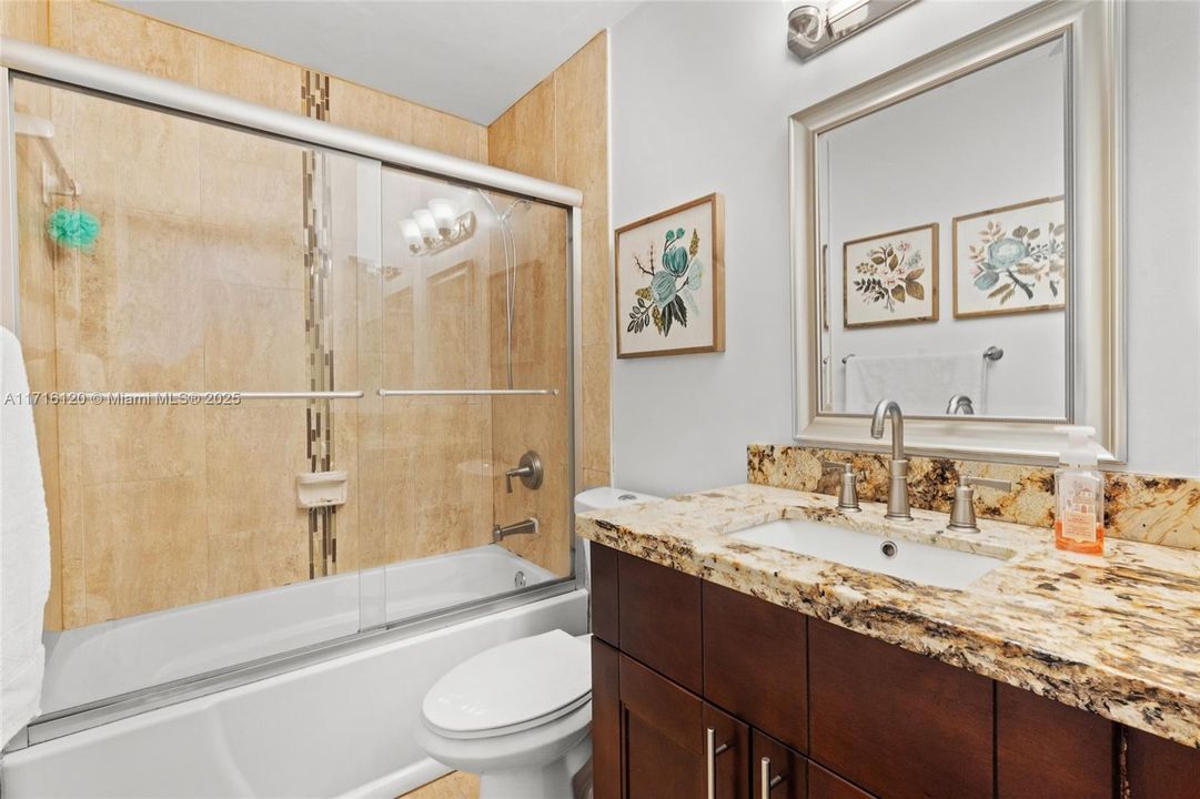 Guest bathroom (upstairs)