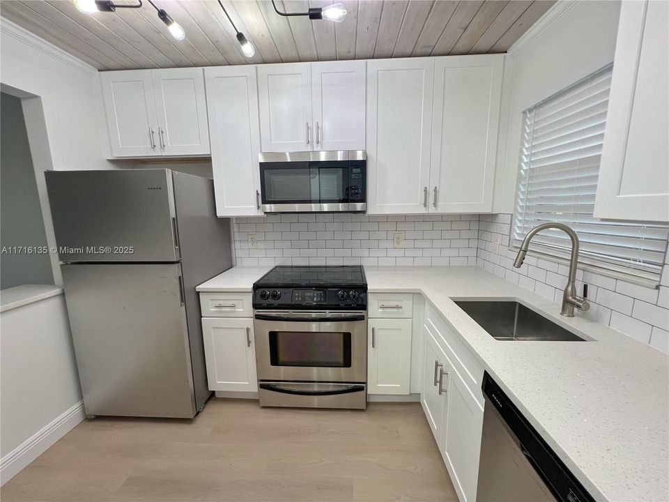 For Sale: $184,990 (2 beds, 2 baths, 835 Square Feet)