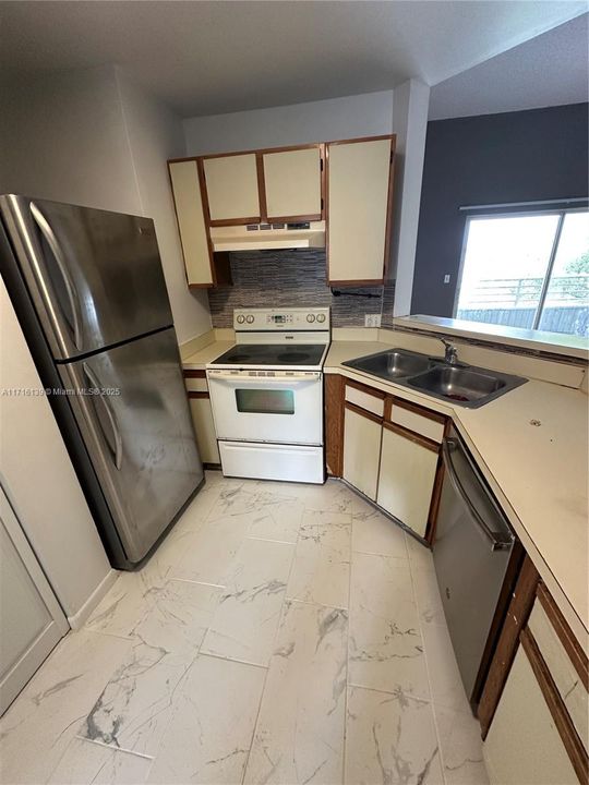 For Rent: $2,050 (2 beds, 2 baths, 1096 Square Feet)