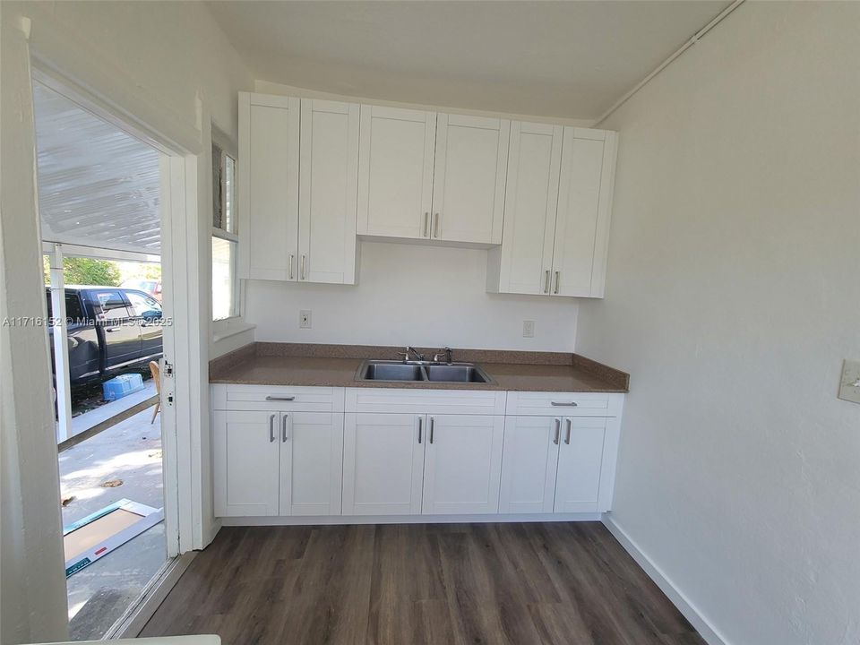 For Rent: $1,900 (1 beds, 1 baths, 1269 Square Feet)