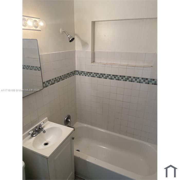 For Rent: $3,150 (4 beds, 2 baths, 1384 Square Feet)