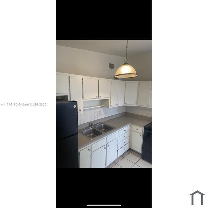 For Rent: $3,150 (4 beds, 2 baths, 1384 Square Feet)