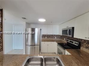 For Rent: $3,100 (2 beds, 2 baths, 1027 Square Feet)