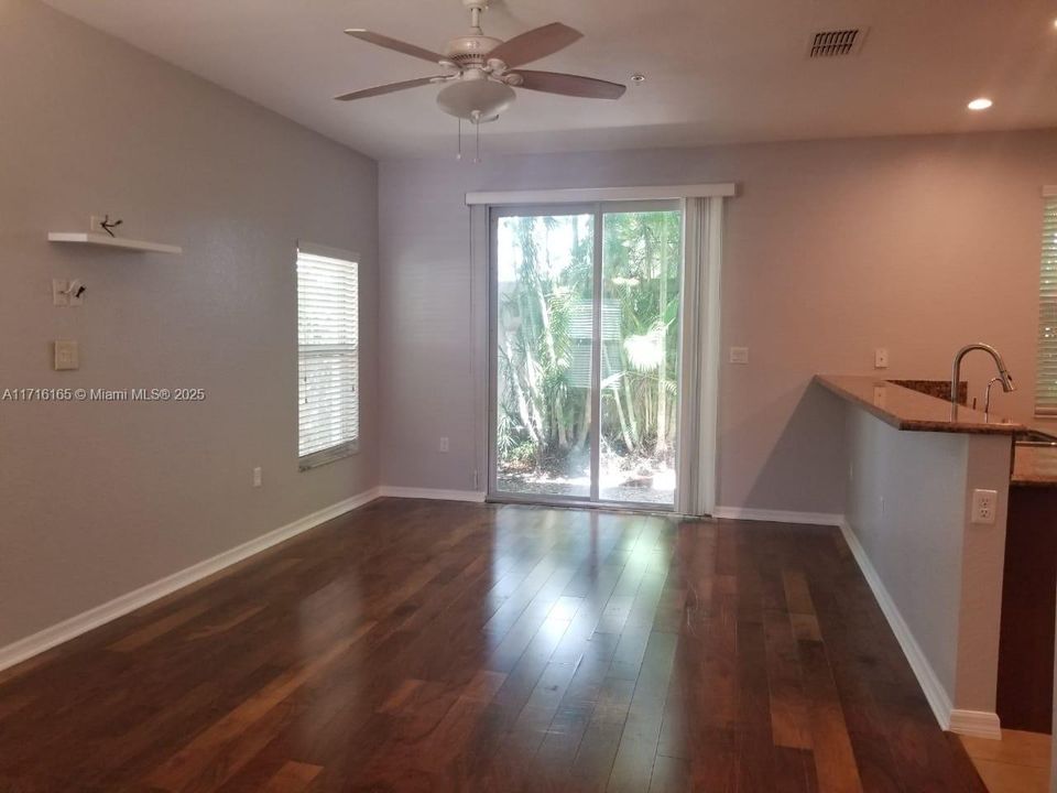 For Rent: $2,750 (3 beds, 3 baths, 1527 Square Feet)