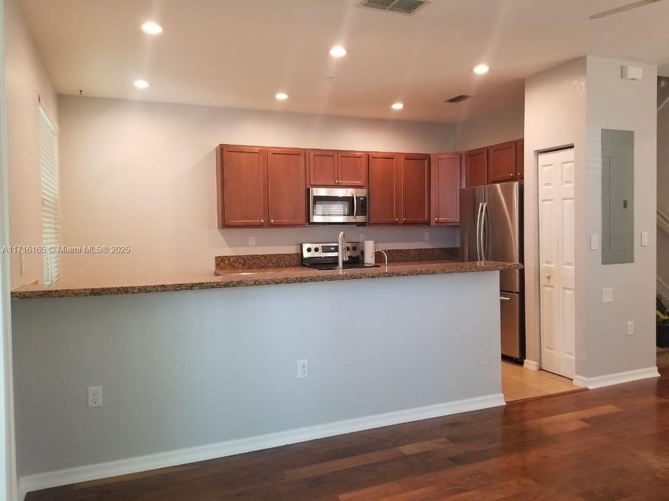 For Rent: $2,750 (3 beds, 3 baths, 1527 Square Feet)