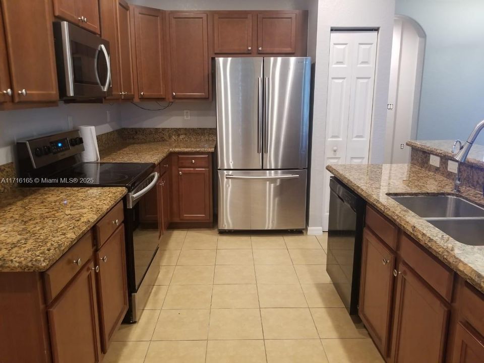 For Rent: $2,750 (3 beds, 3 baths, 1527 Square Feet)