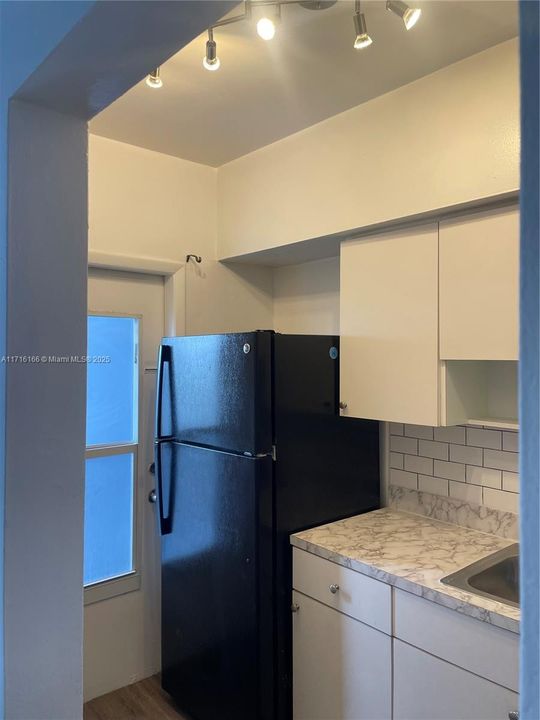 For Rent: $1,575 (1 beds, 1 baths, 24592 Square Feet)