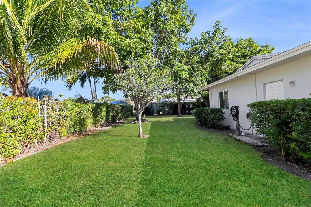 For Sale: $925,000 (3 beds, 2 baths, 1725 Square Feet)