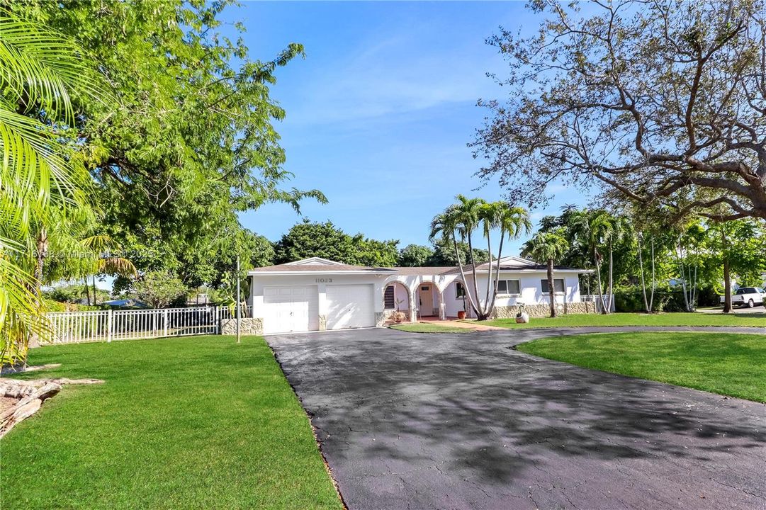 For Sale: $925,000 (3 beds, 2 baths, 1725 Square Feet)