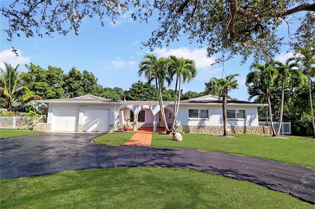 For Sale: $925,000 (3 beds, 2 baths, 1725 Square Feet)