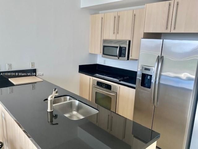 For Rent: $2,850 (1 beds, 1 baths, 693 Square Feet)