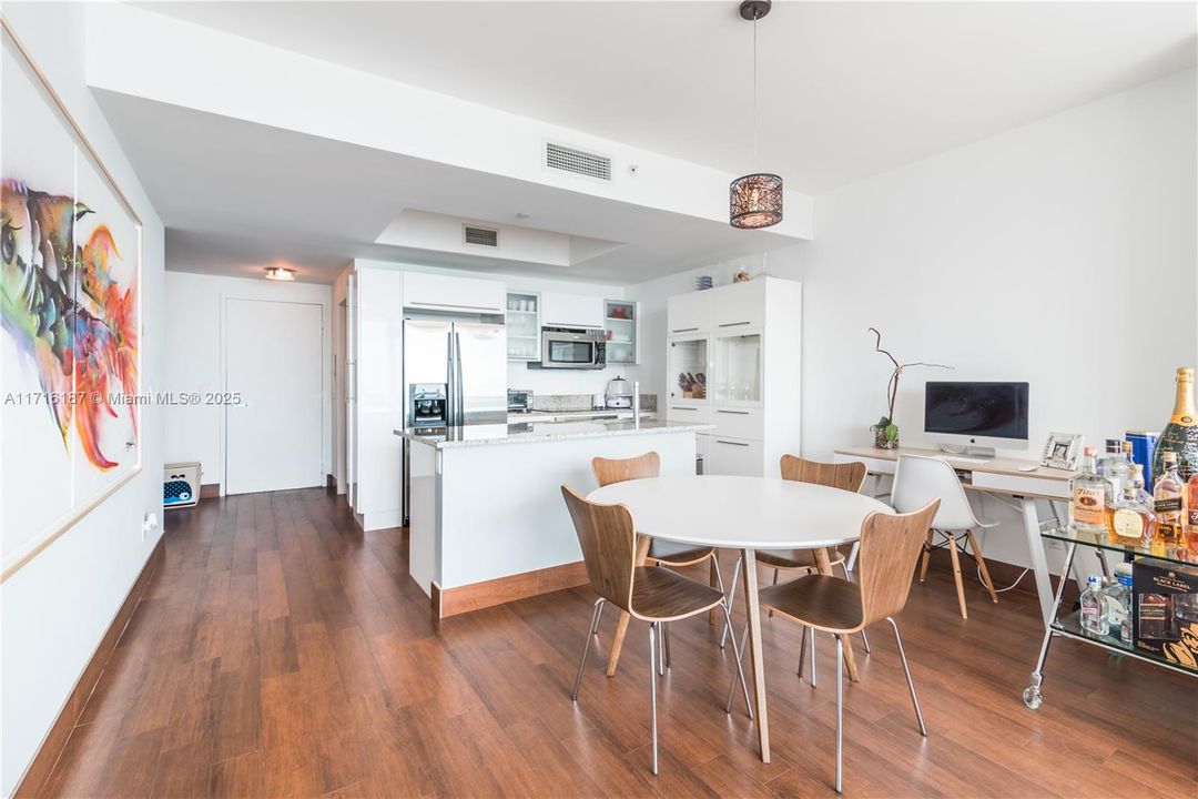 For Sale: $650,000 (1 beds, 1 baths, 948 Square Feet)