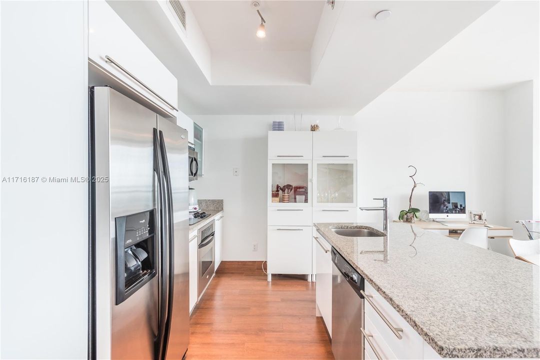 For Sale: $650,000 (1 beds, 1 baths, 948 Square Feet)