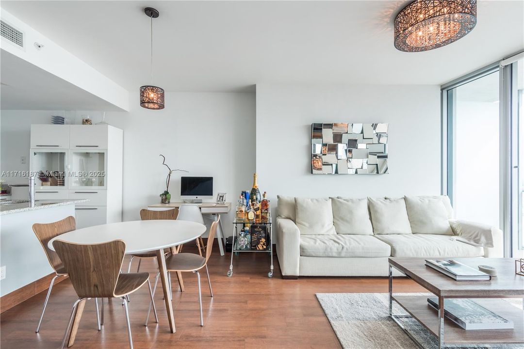 For Sale: $650,000 (1 beds, 1 baths, 948 Square Feet)