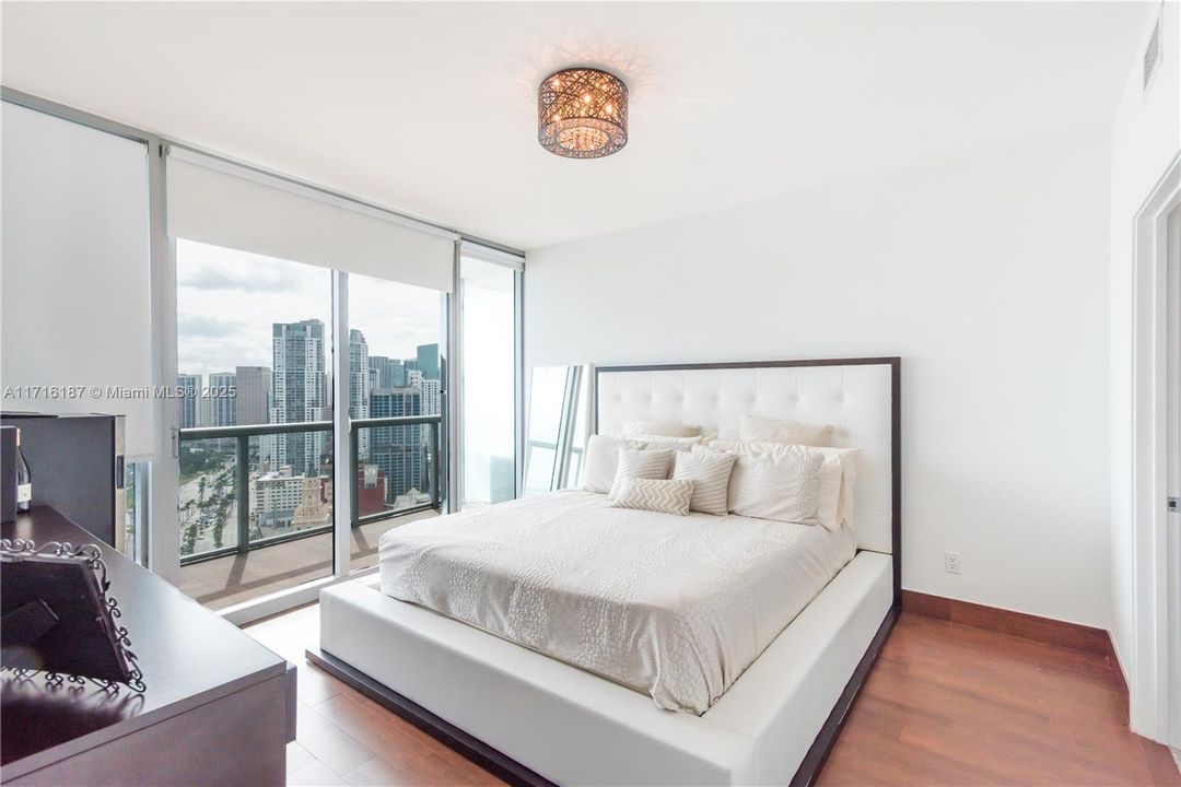 For Sale: $650,000 (1 beds, 1 baths, 948 Square Feet)