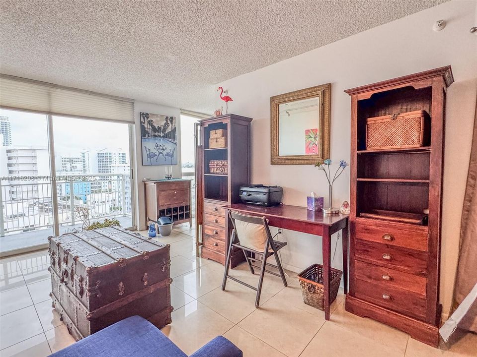 For Sale: $599,000 (1 beds, 2 baths, 750 Square Feet)