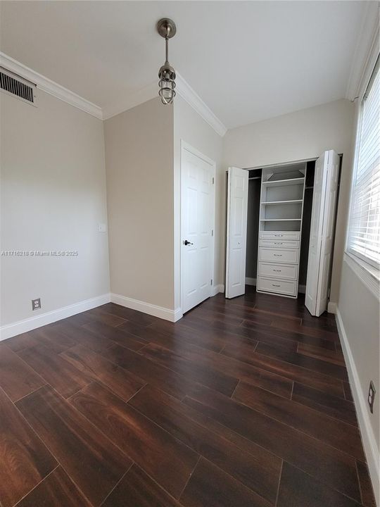 For Rent: $2,600 (2 beds, 1 baths, 960 Square Feet)