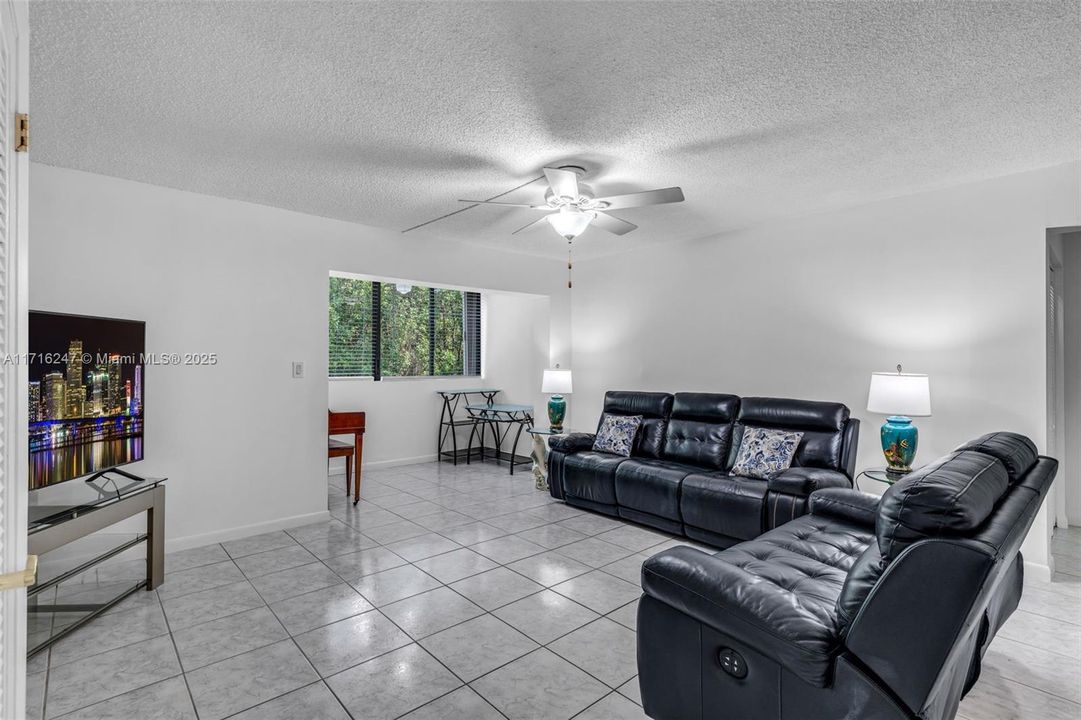 For Sale: $449,900 (2 beds, 2 baths, 1100 Square Feet)