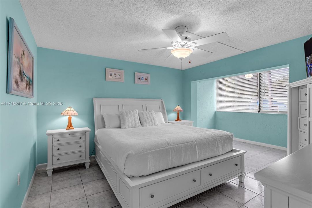 For Sale: $449,900 (2 beds, 2 baths, 1100 Square Feet)