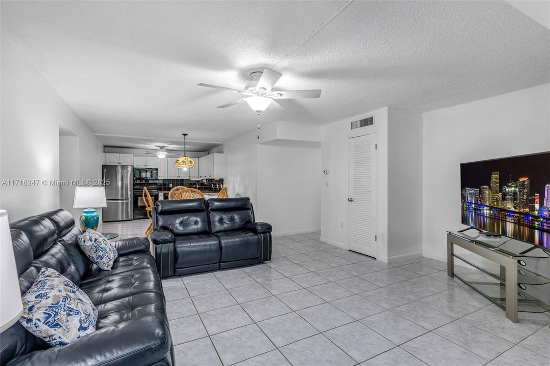 For Sale: $449,900 (2 beds, 2 baths, 1100 Square Feet)