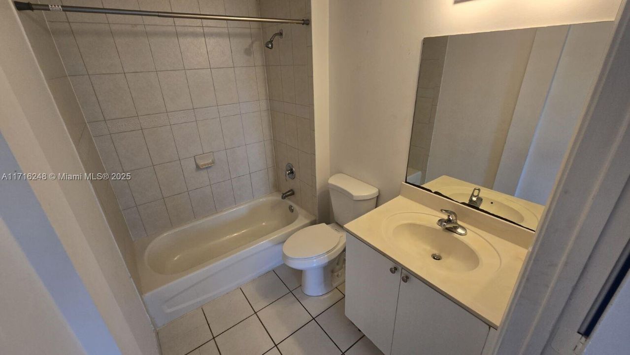 For Rent: $1,900 (2 beds, 2 baths, 809 Square Feet)