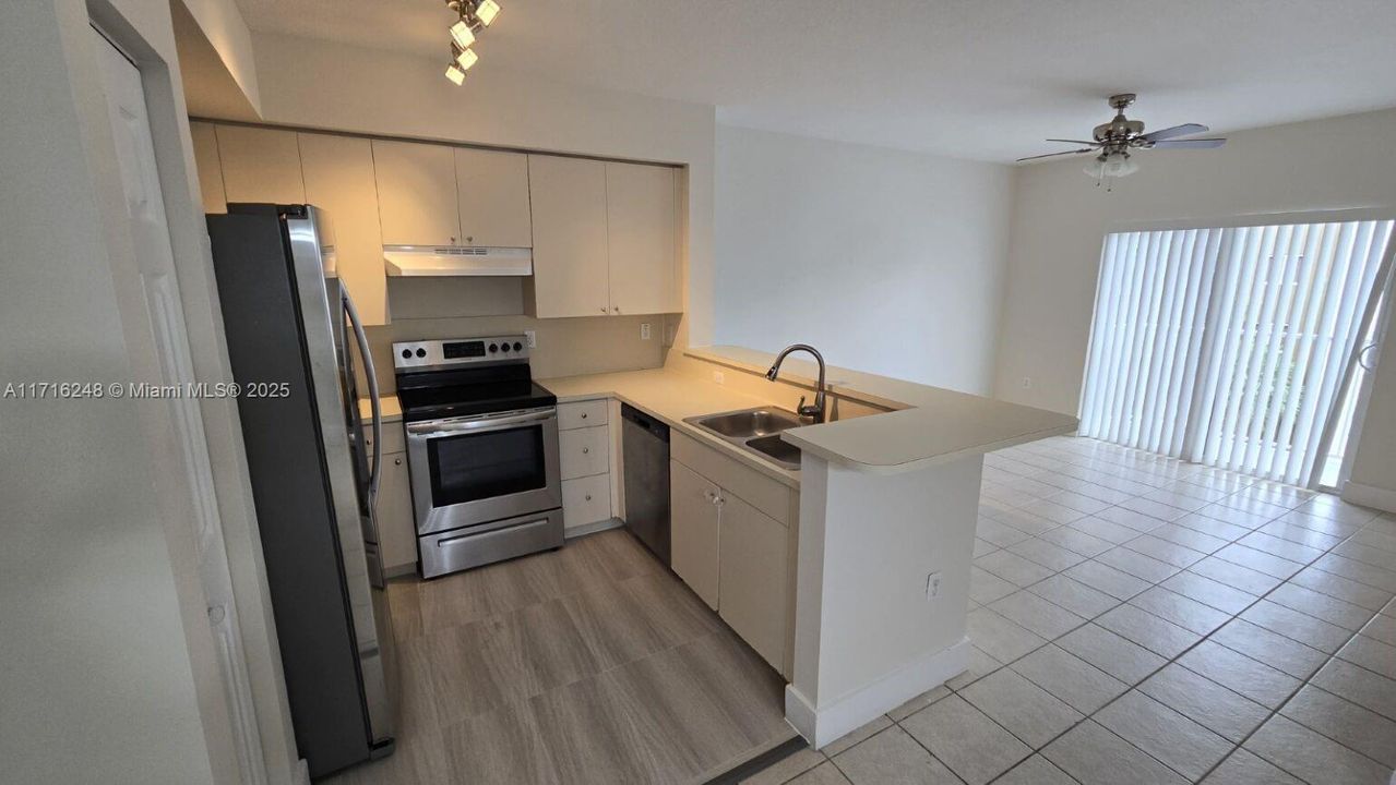 For Rent: $1,900 (2 beds, 2 baths, 809 Square Feet)