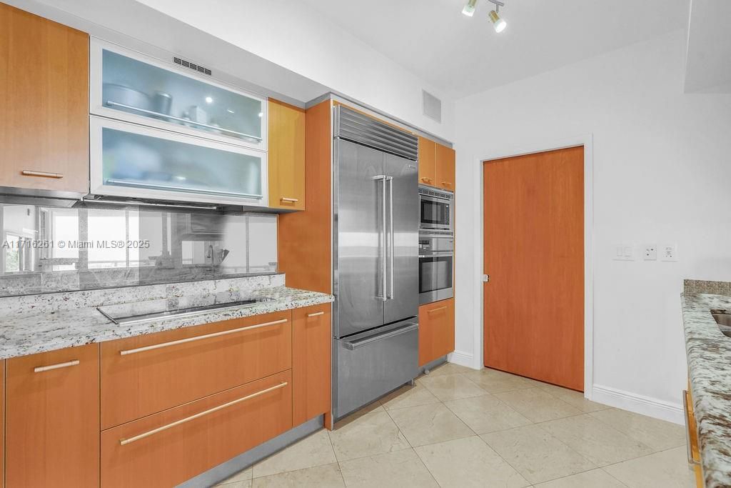 В аренду: $8,500 (2 спален, 2 ванн, 1400 Квадратных фут)