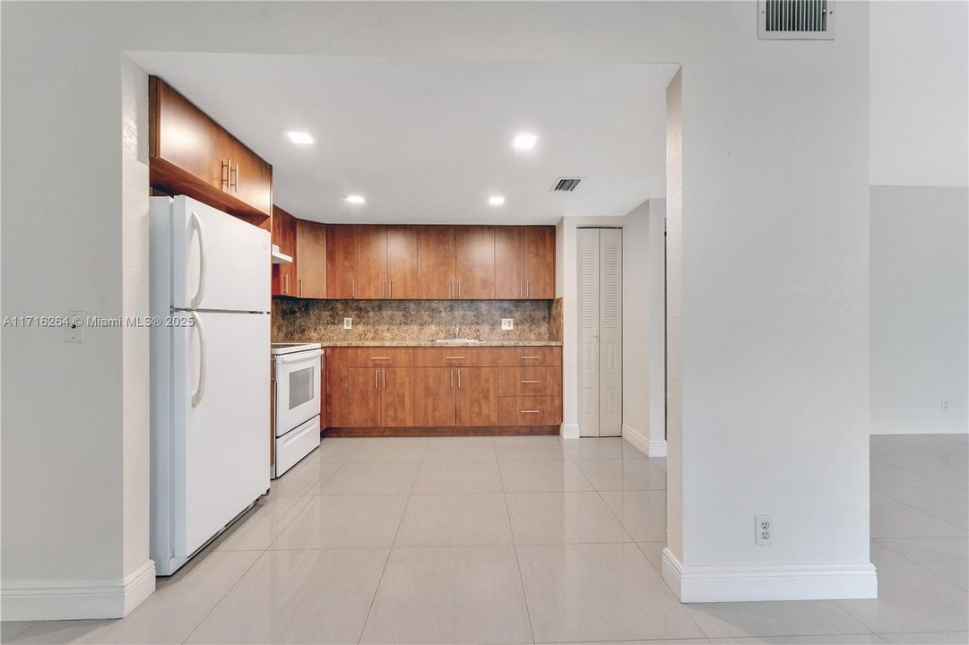 For Rent: $1,750 (1 beds, 1 baths, 957 Square Feet)