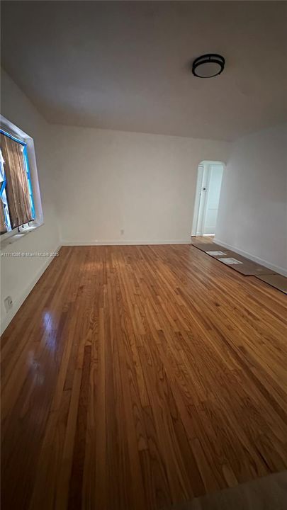 For Rent: $3,000 (2 beds, 1 baths, 912 Square Feet)