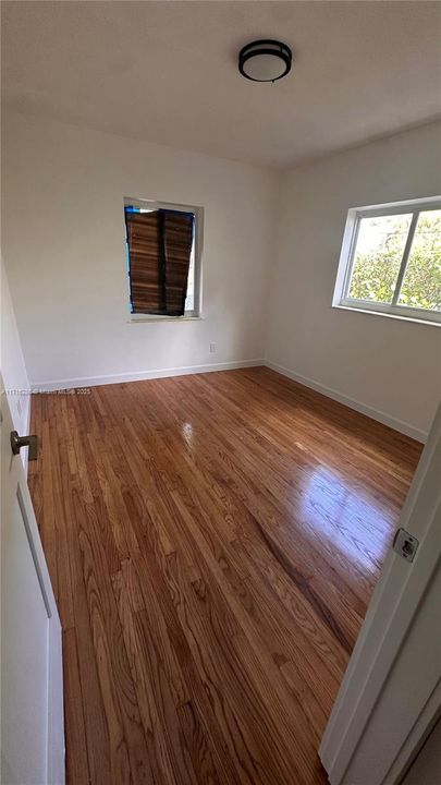 For Rent: $3,000 (2 beds, 1 baths, 912 Square Feet)