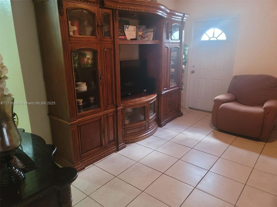 En Venta: $549,000 (3 camas, 1 baños, 912 Pies cuadrados)