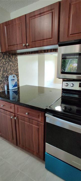 For Sale: $224,900 (2 beds, 2 baths, 840 Square Feet)