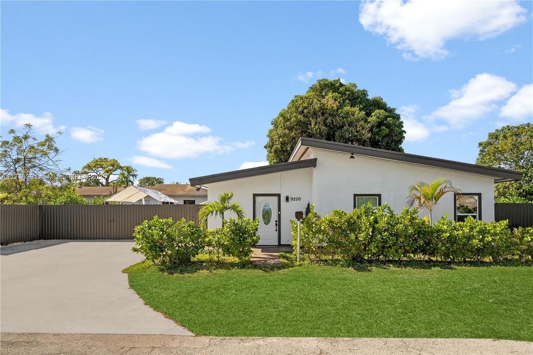 For Sale: $570,000 (3 beds, 2 baths, 1072 Square Feet)