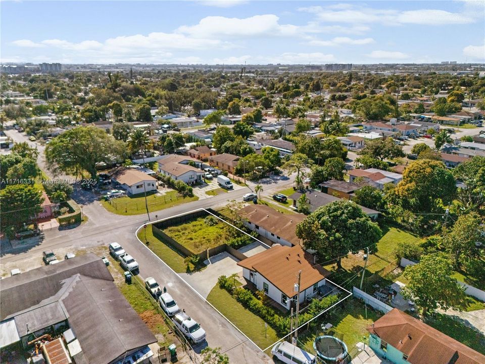 For Sale: $570,000 (3 beds, 2 baths, 1072 Square Feet)