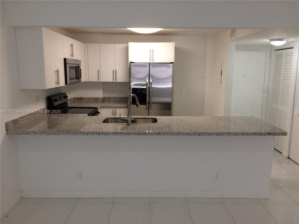 For Rent: $2,000 (1 beds, 1 baths, 699 Square Feet)