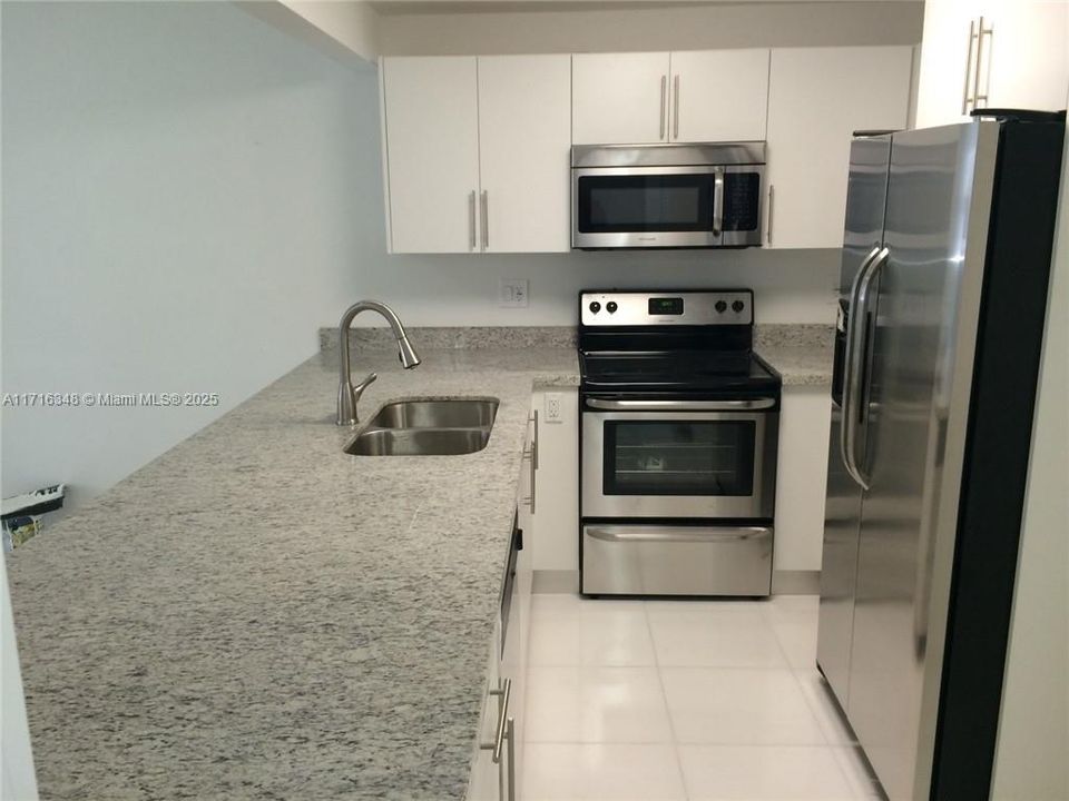 For Rent: $2,000 (1 beds, 1 baths, 699 Square Feet)