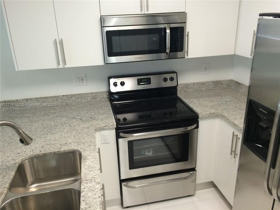 For Rent: $2,000 (1 beds, 1 baths, 699 Square Feet)