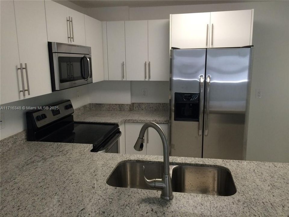 For Rent: $2,000 (1 beds, 1 baths, 699 Square Feet)