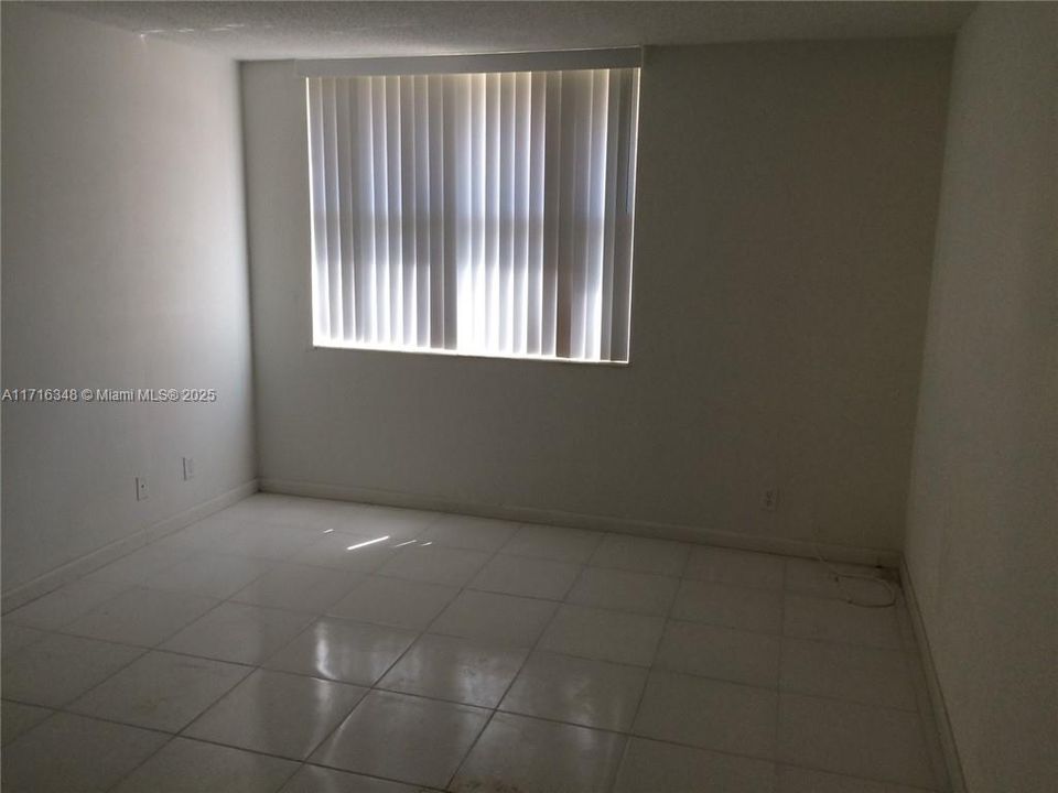 For Rent: $2,000 (1 beds, 1 baths, 699 Square Feet)