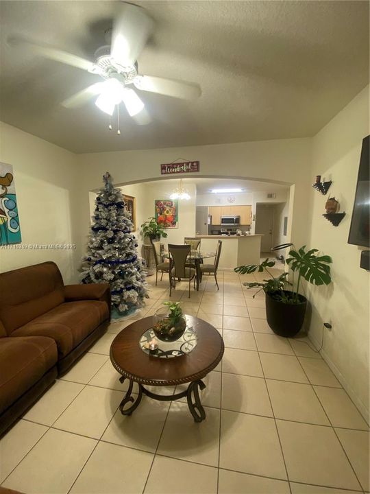 For Sale: $360,000 (2 beds, 2 baths, 1033 Square Feet)