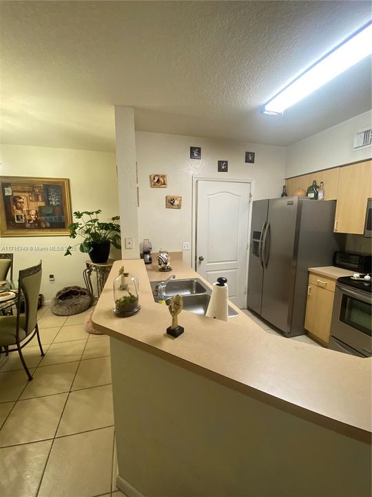 For Sale: $360,000 (2 beds, 2 baths, 1033 Square Feet)