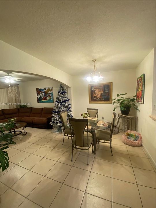 For Sale: $360,000 (2 beds, 2 baths, 1033 Square Feet)