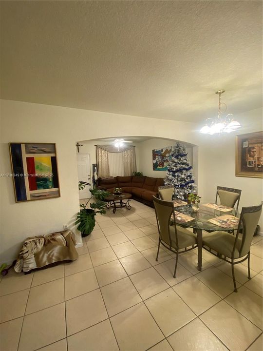 For Sale: $360,000 (2 beds, 2 baths, 1033 Square Feet)