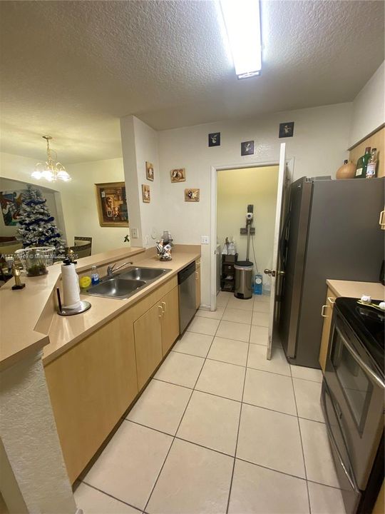 For Sale: $360,000 (2 beds, 2 baths, 1033 Square Feet)