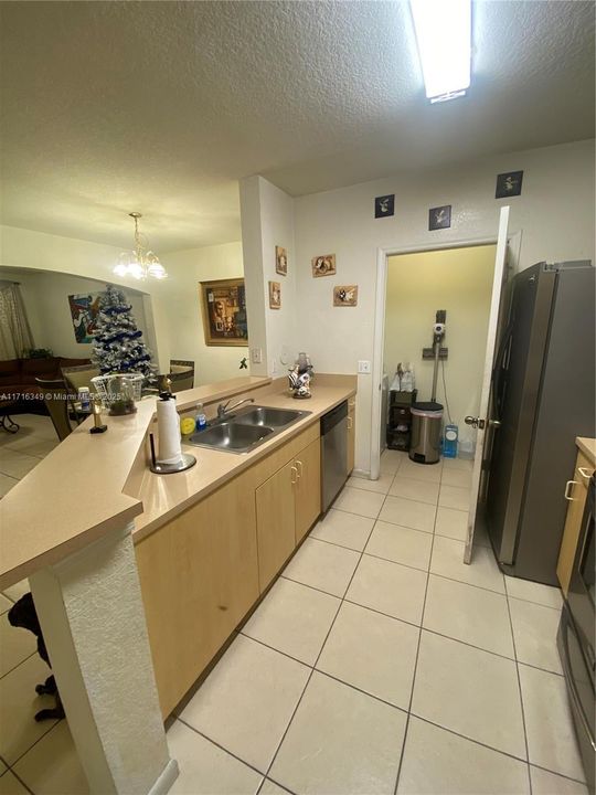 For Sale: $360,000 (2 beds, 2 baths, 1033 Square Feet)