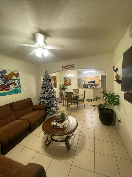 For Sale: $360,000 (2 beds, 2 baths, 1033 Square Feet)