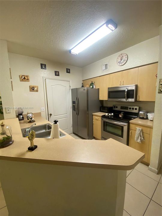 For Sale: $360,000 (2 beds, 2 baths, 1033 Square Feet)