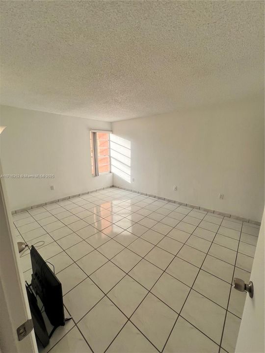 For Rent: $2,900 (3 beds, 2 baths, 1024 Square Feet)