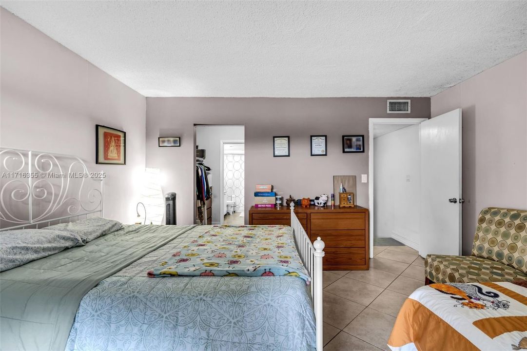 For Sale: $260,000 (1 beds, 1 baths, 1125 Square Feet)