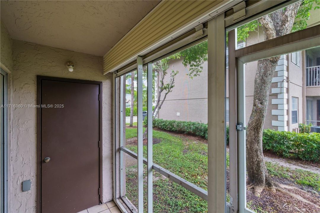 For Rent: $2,000 (2 beds, 2 baths, 805 Square Feet)